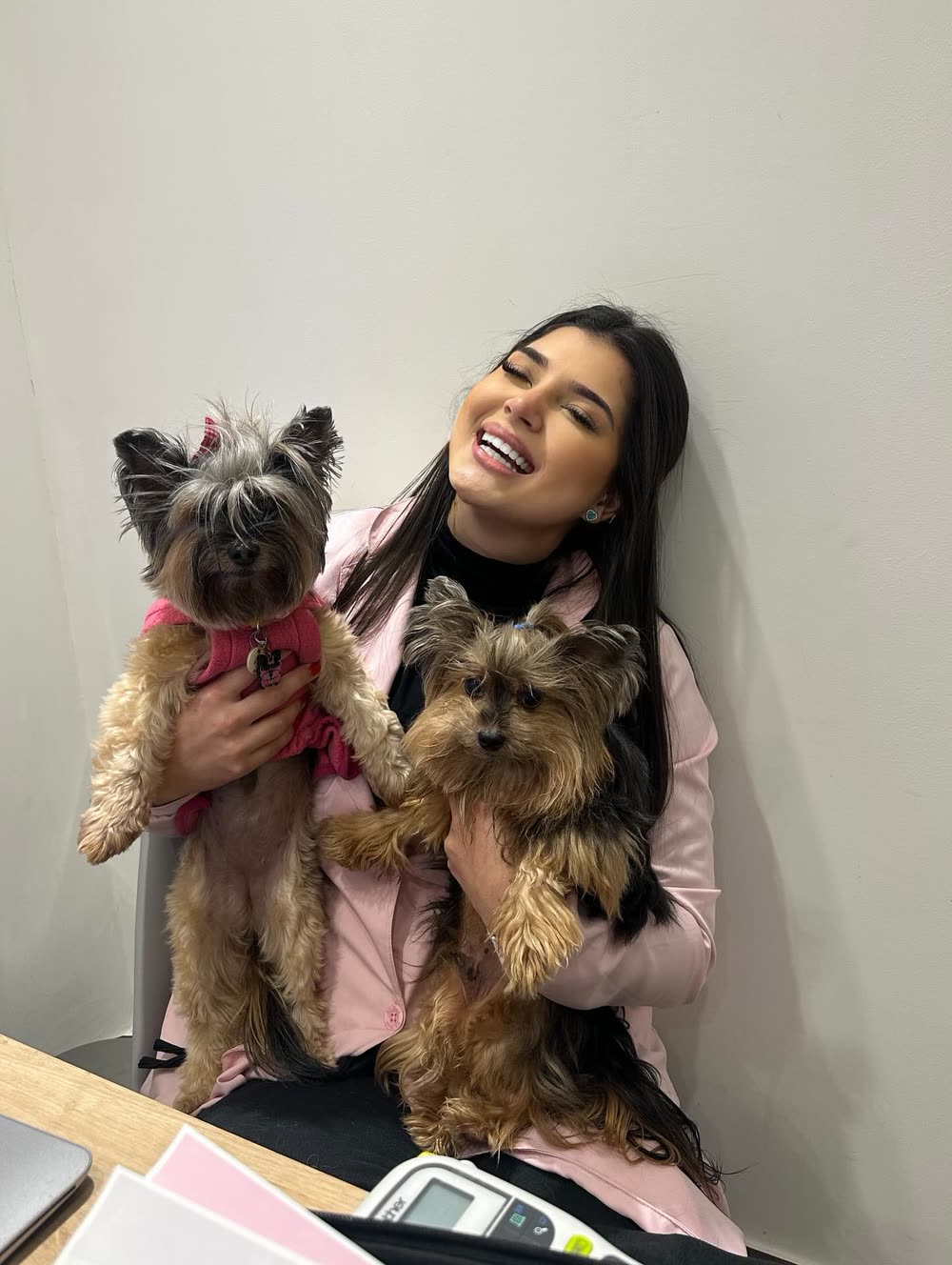 Dra. Rebecca segurando dois yorkshires, Charlotte e Buzz