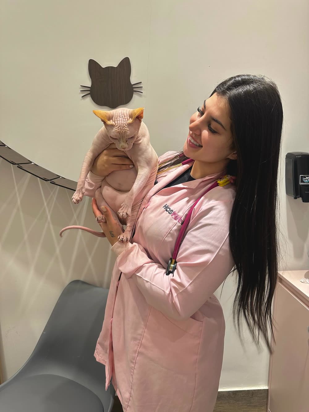 Dra. Rebecca segurando uma gata sphynx